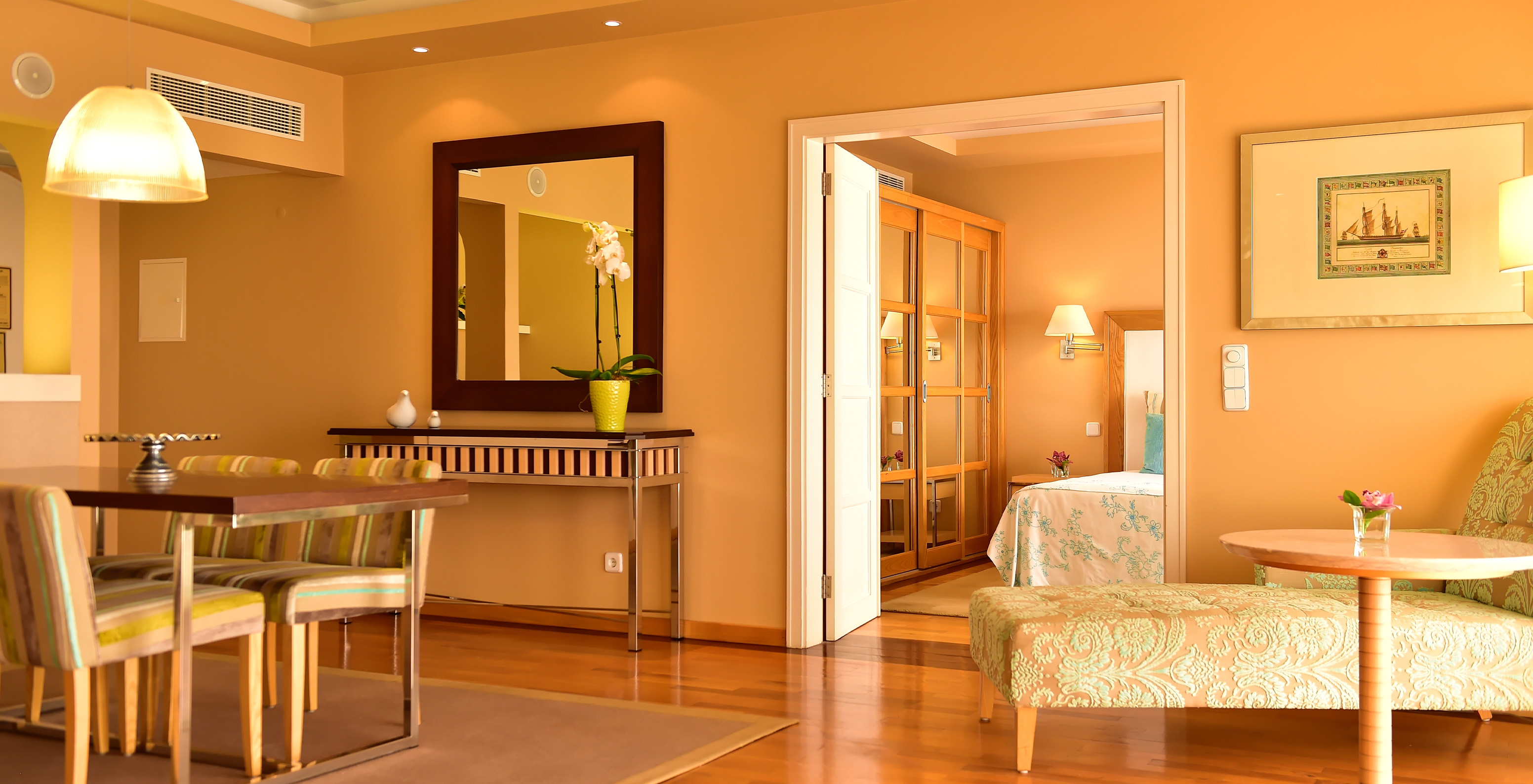 La Suite Présidentielle du Pestana Carlton Madeira a un espace spacieux avec un coin repas et un coin salon, et un lit double