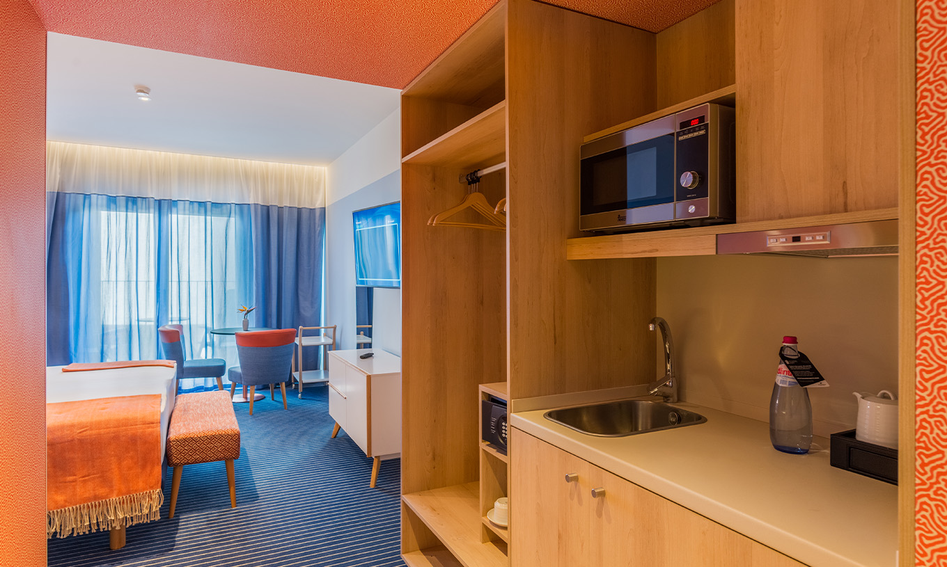 L'Appartement Deluxe Vue Mer du Pestana Casino Studios a une cuisine avec micro-ondes et lavabo et un lit double