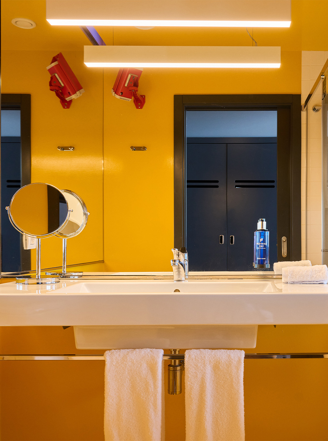 La Chambre CR Superior du Pestana CR7 Funchal a une salle de bain moderne, jaune, avec douche élégante