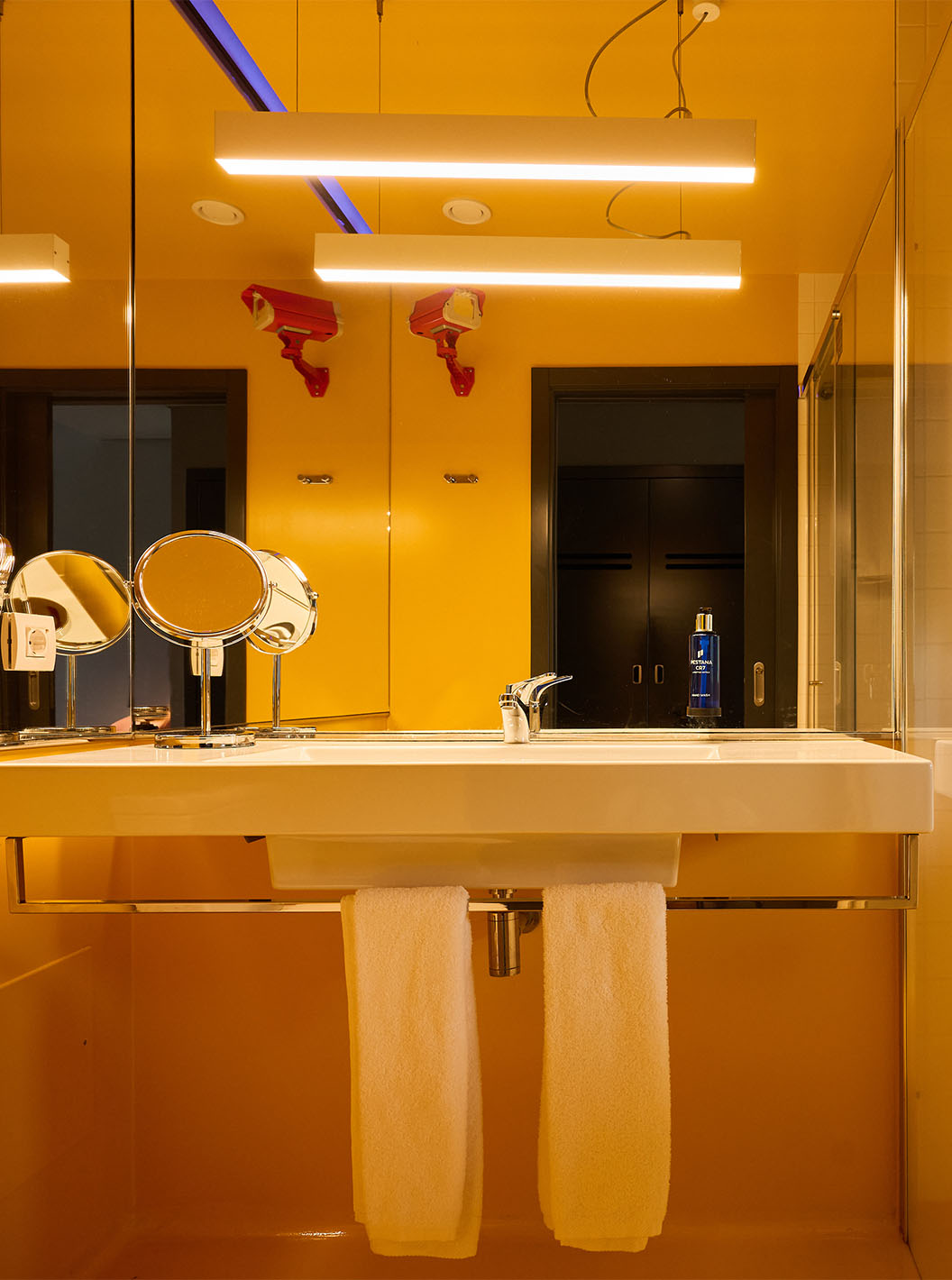 La Chambre CR7 du Pestana CR7 Funchal a une salle de bain moderne, jaune, avec douche élégante