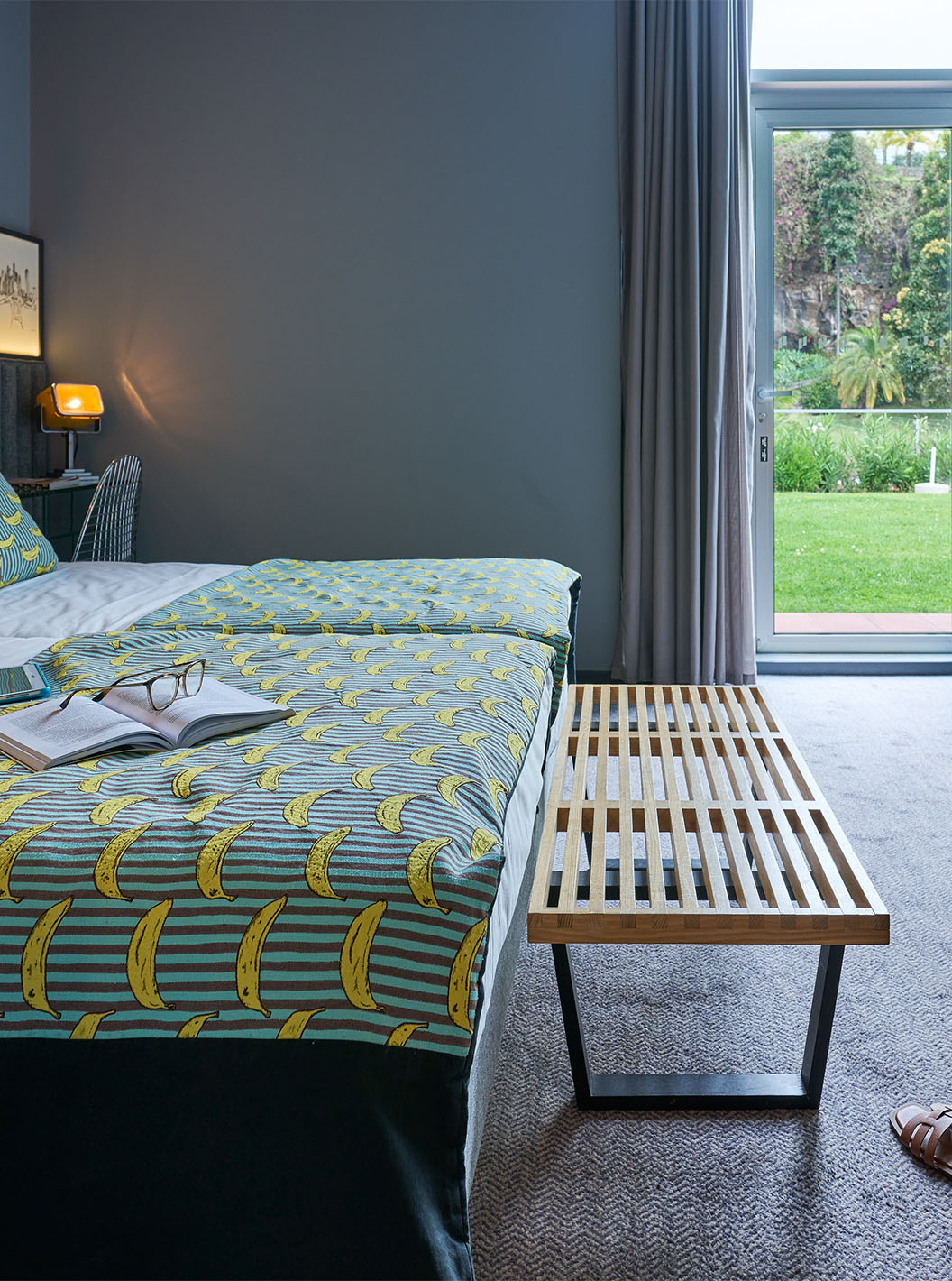 La Chambre CR7 du Pestana CR7 Funchal a un accès direct au jardin supérieur de l'hôtel, à travers une porte en verre