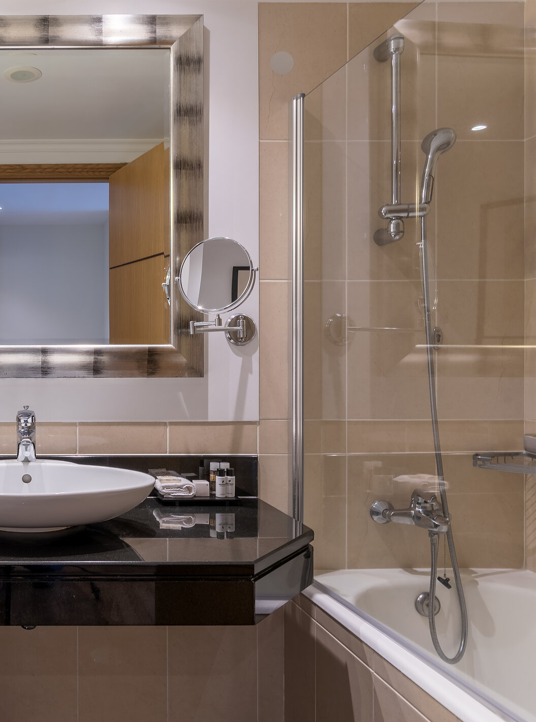 La Chambre Classique Vue Intérieure du Pestana Grand a une salle de bain avec lavabo baignoire avec douche et serviette