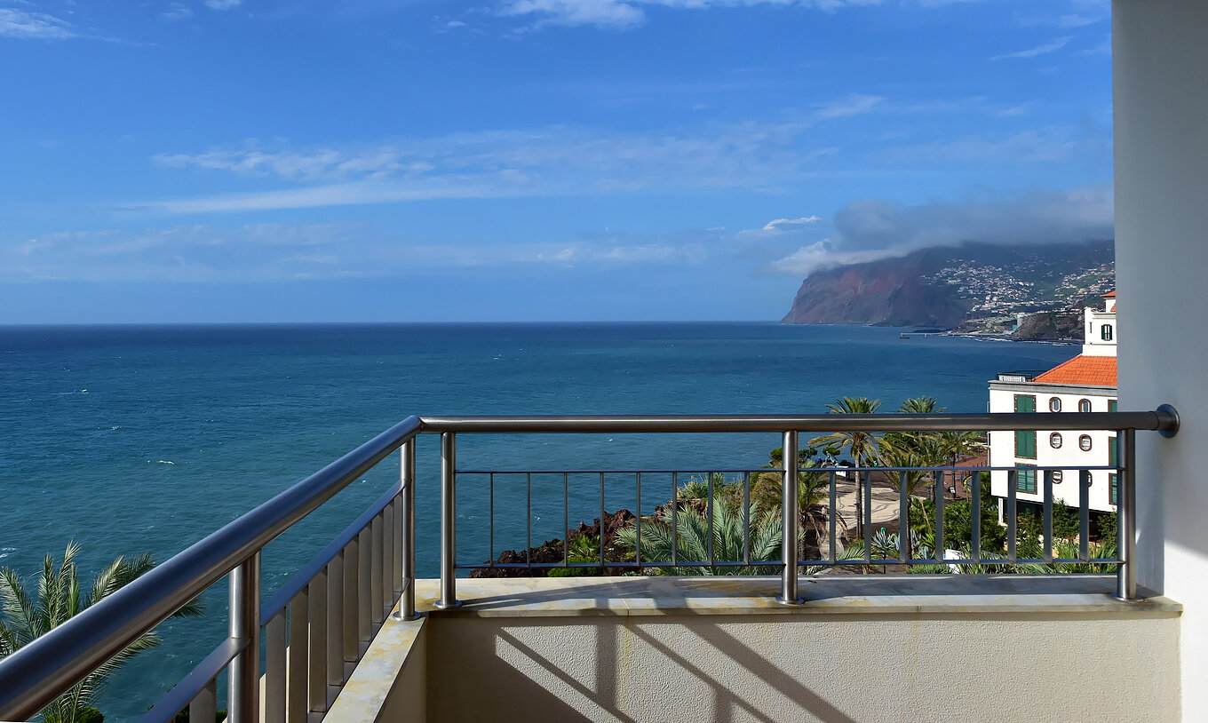 La Suite Master Vue Mer du Pestana Grand a un balcon avec vue sur la mer