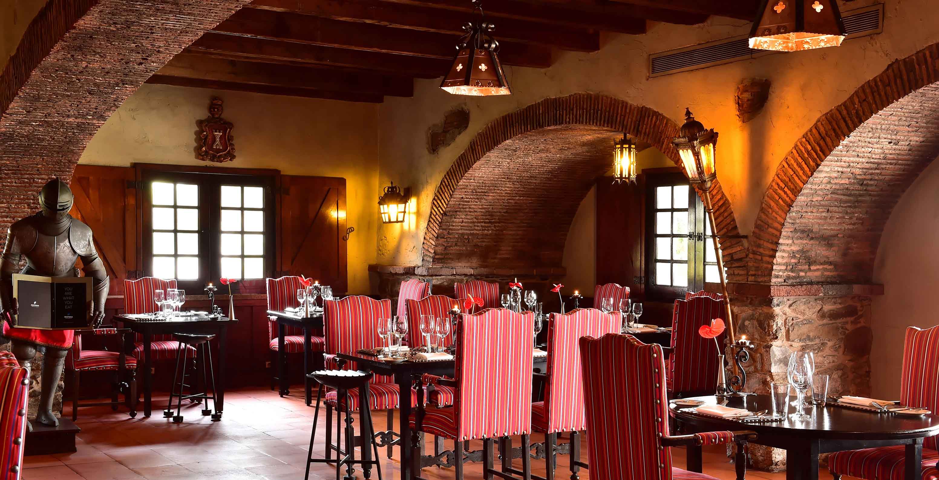 Le restaurant Taverna Grill, à l'Hôtel au Centre de Funchal, à Madère, a des chaises rayées rouges