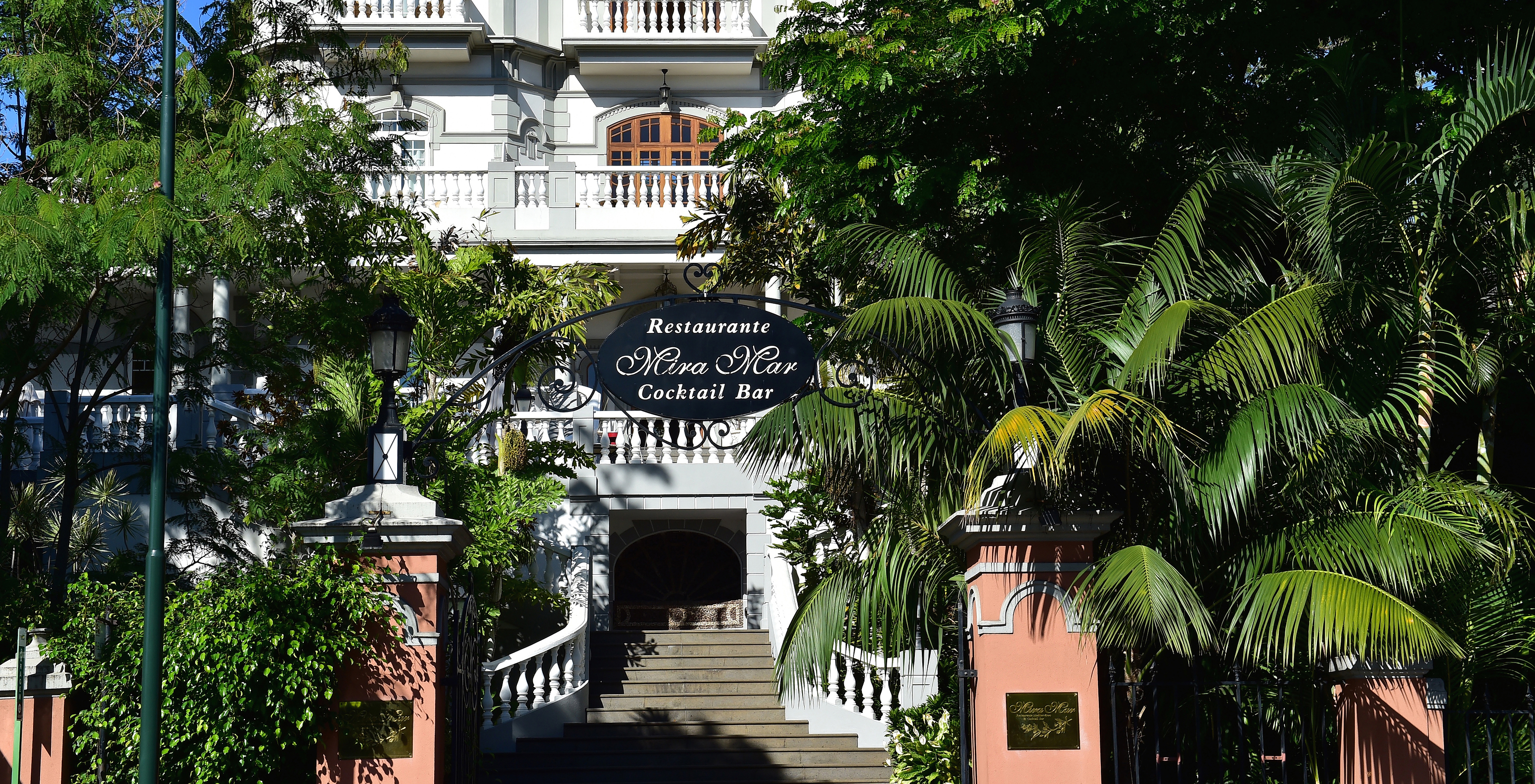 Façade du restaurant de la Quinta Miramar, un bâtiment blanc imposant au milieu de la végétation, idéal pour événements