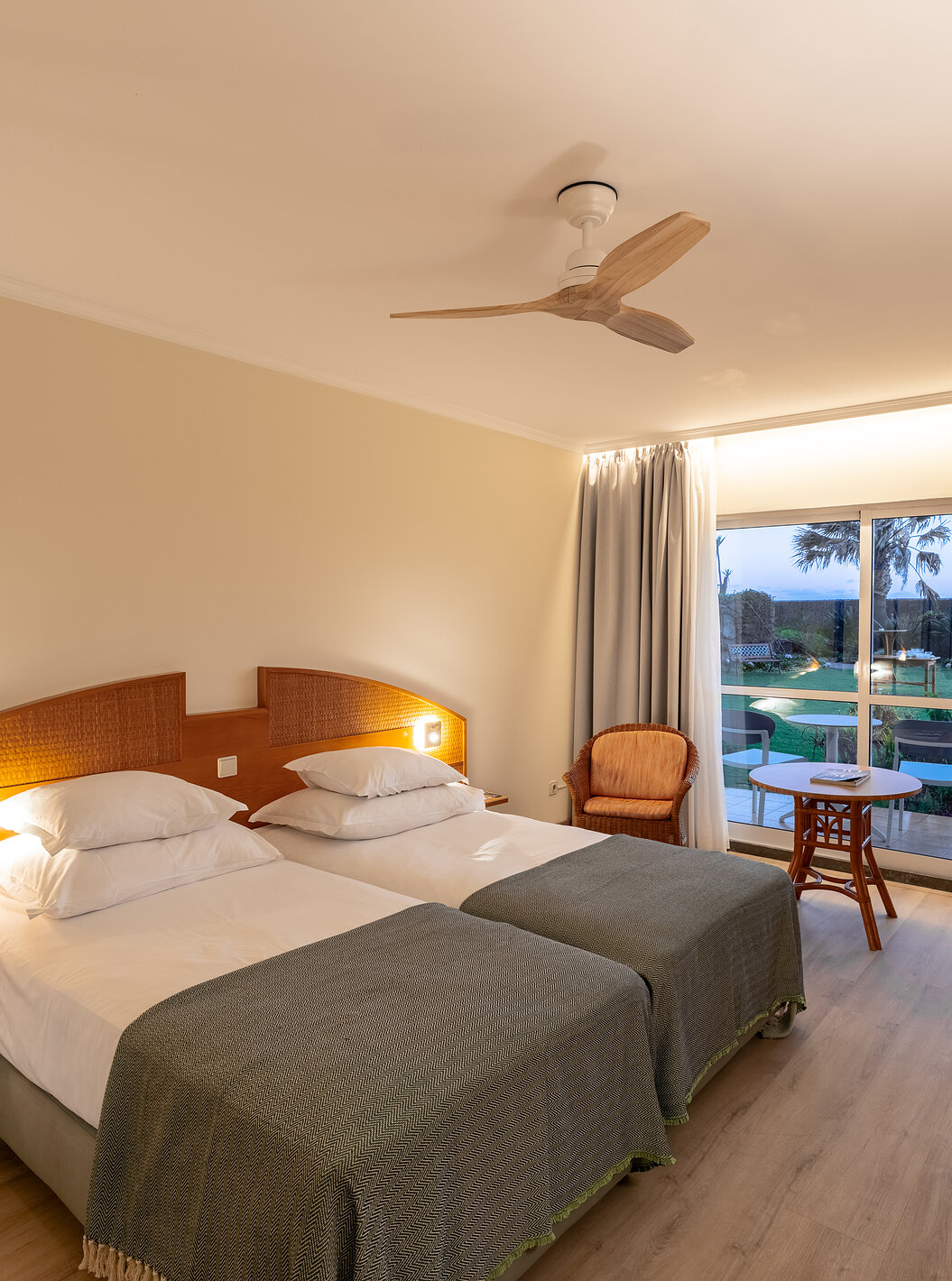 Le Classic Pool View du Pestana Ocean Bay All Inclusive dispose de deux lits simples réunis avec vue sur le jardin