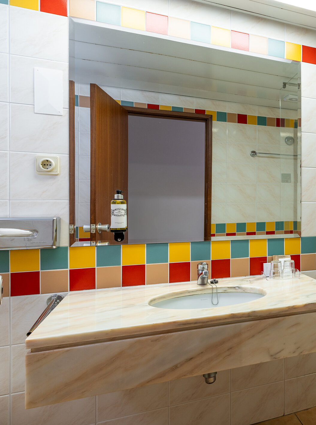 Le Classic Sea View du Pestana Ocean Bay All Inclusive dispose d'une salle de bain avec baignoire et lavabo avec miroir