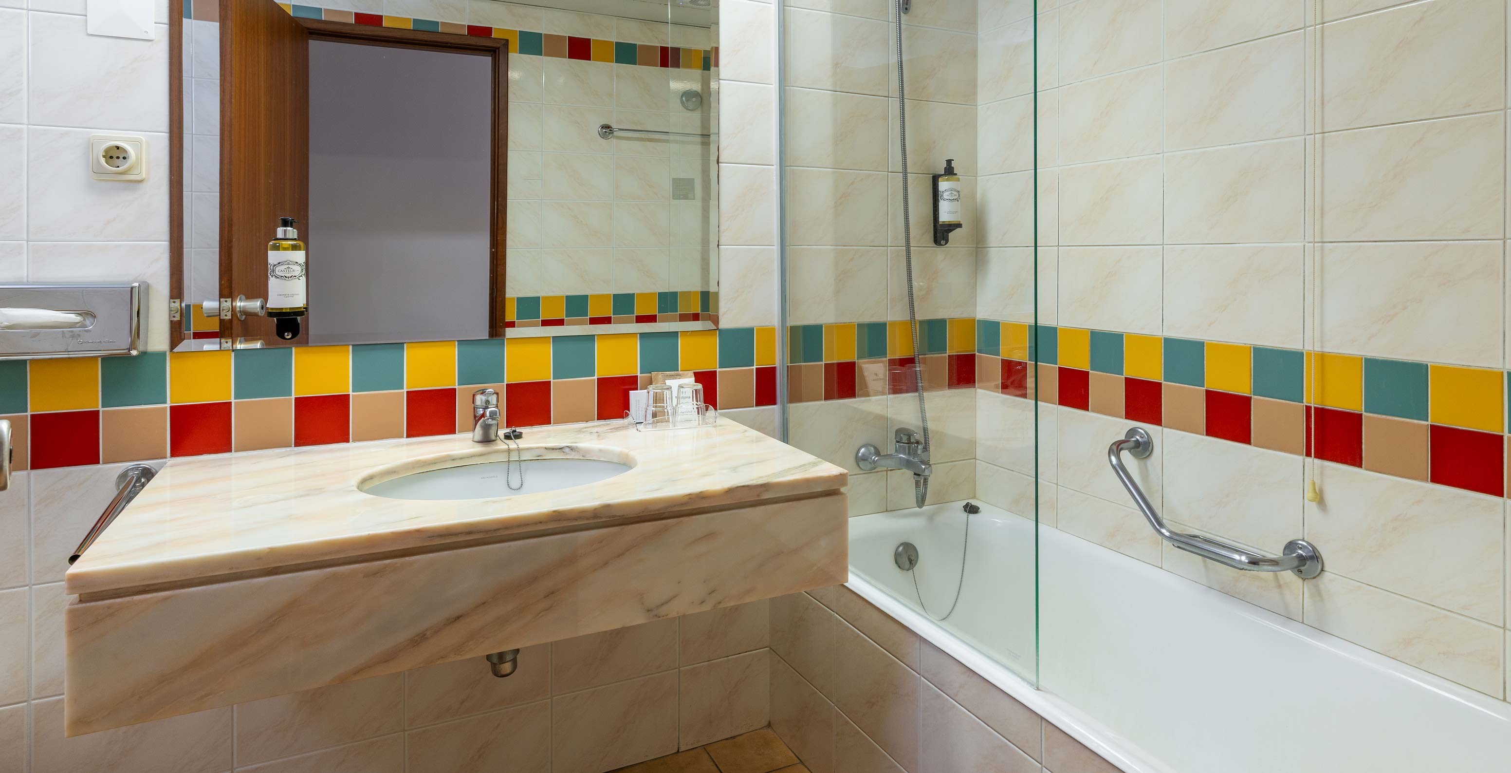 Le Premium Sea View du Pestana Ocean Bay All Inclusive dispose d'une salle de bain carrelée avec baignoire, lavabo et miroir