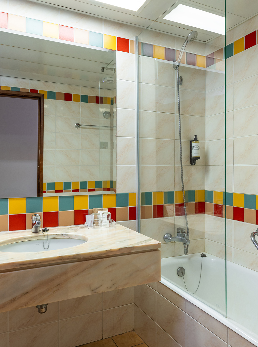 Le Premium Sea View du Pestana Ocean Bay All Inclusive dispose d'une salle de bain carrelée avec baignoire, lavabo et miroir