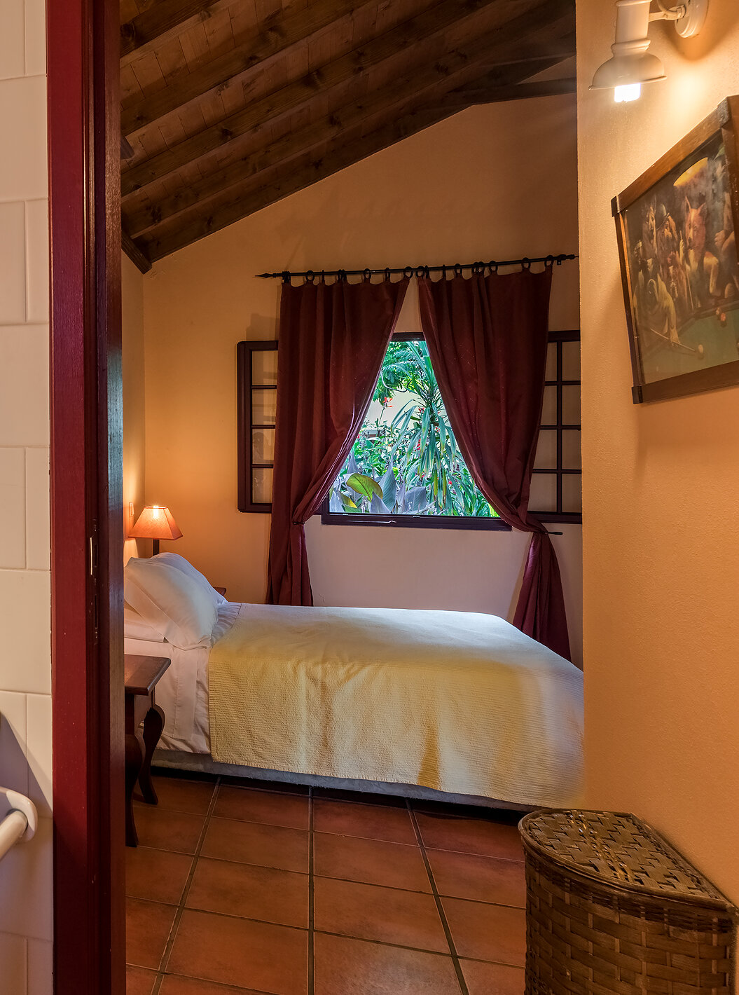 Les Villas du Pestana Quinta do Arco ont salle de bain avec lavabo et la porte ouverte pour la chambre avec lit double