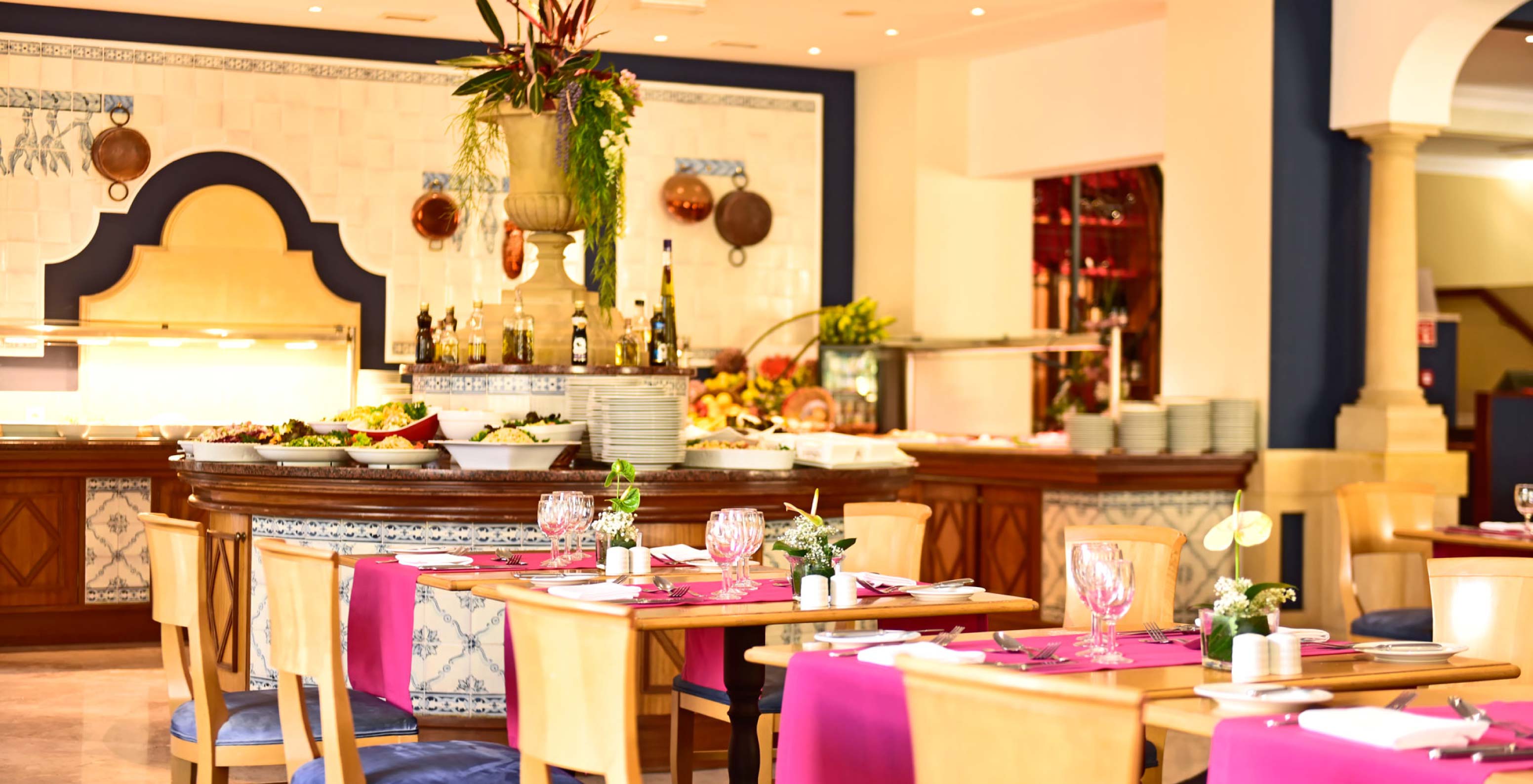 Le restaurant A Vila, de l'Hôtel de Charme à Madère a plusieurs tables et un petit-déjeuner avec buffet