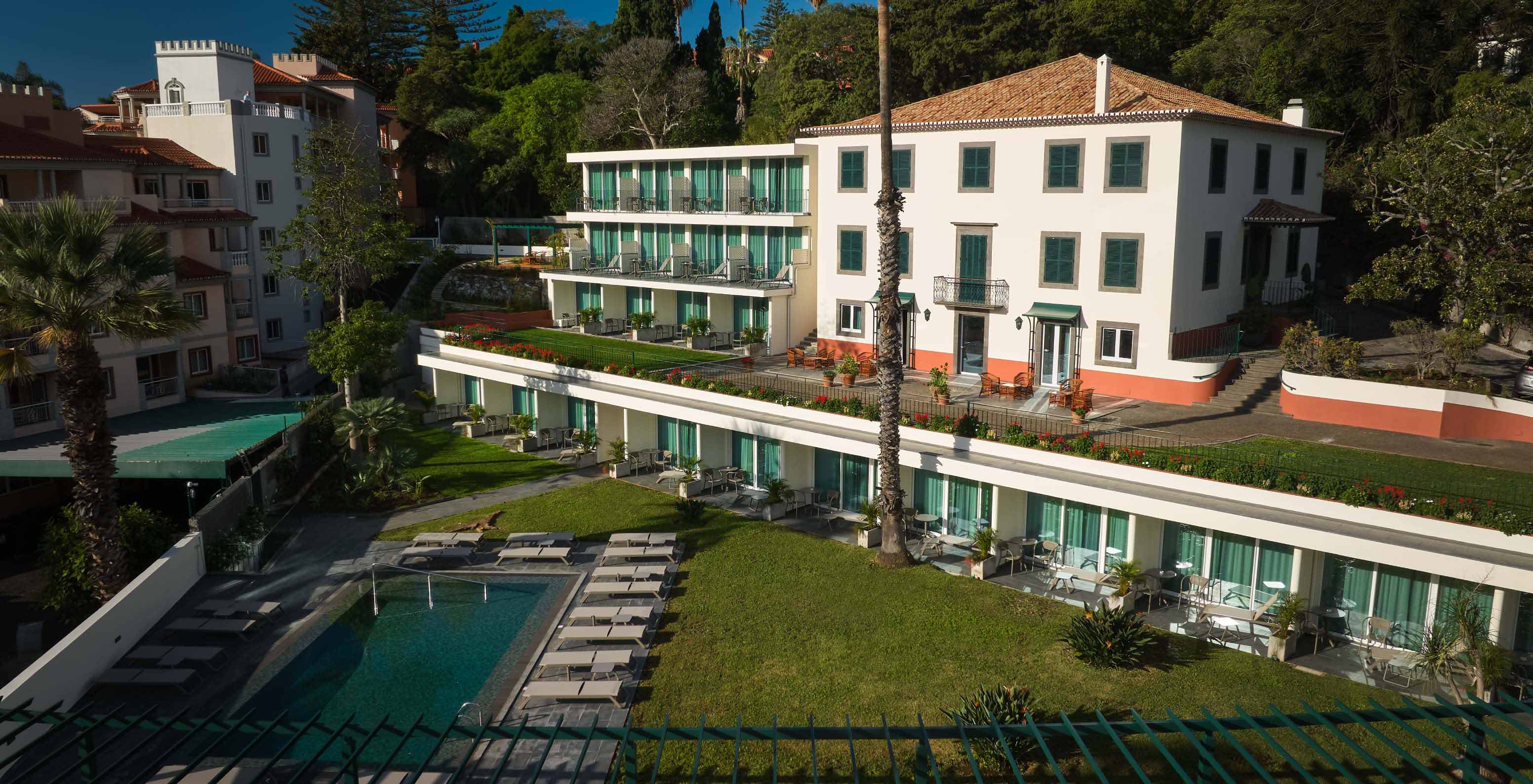 Vue de l'extérieur du Pestana Quinta Perestrello, un Hôtel de Charme à Madère, avec la piscine devant