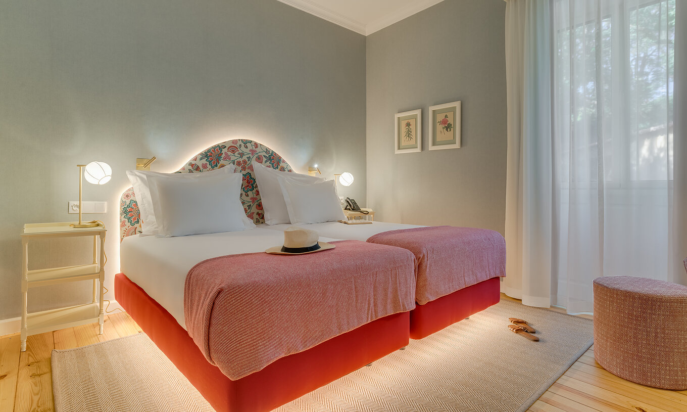 La chambre Classique du Pestana Quinta Perestrello a deux lits simples et une table de nuit