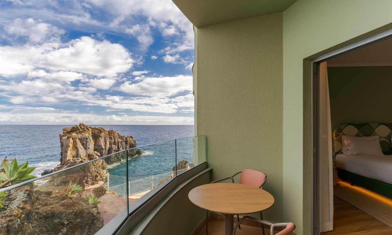 Le Supérieure avec Vue Latérale sur la Mer du Pestana Vila Lido Madeira dispose d'un balcon avec table et chaises.