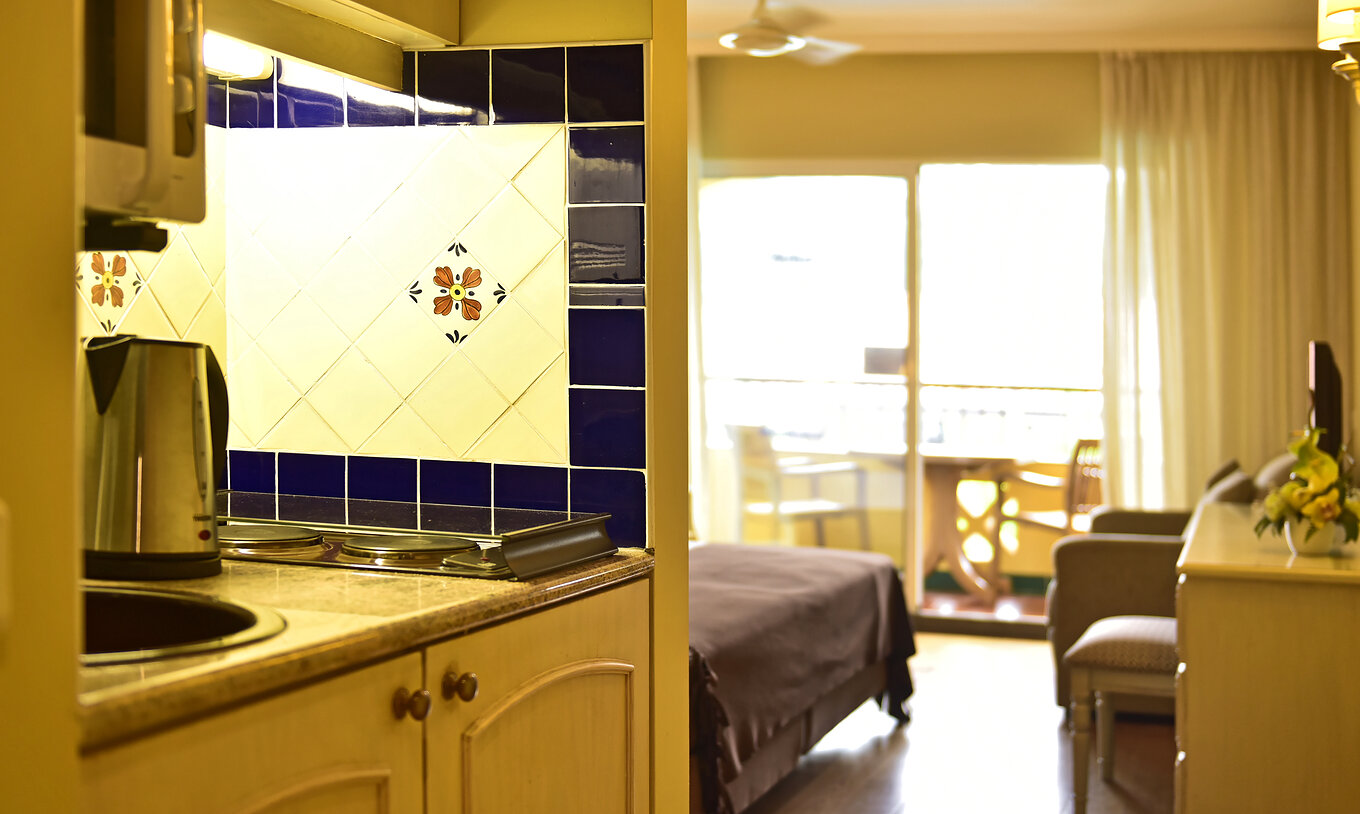 Le Studio Classic du Pestana Village a une cuisine avec plaques de cuisson et bouilloire, avec balcon et lit double