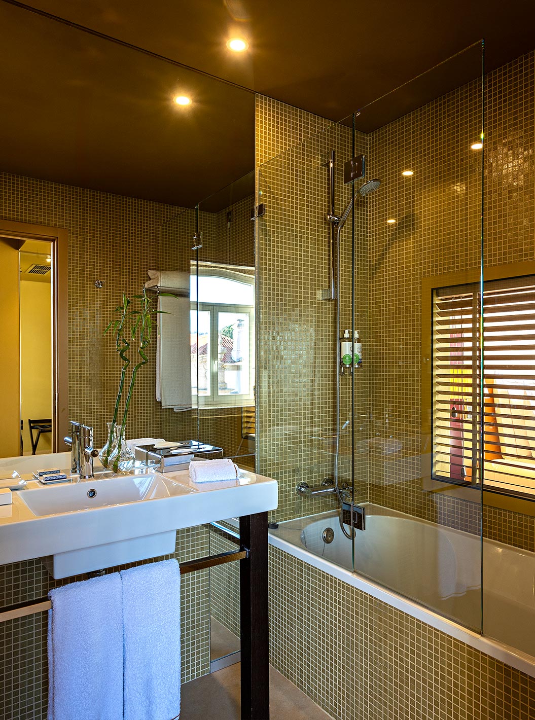 Le Deluxe Grand View comprend une salle de bain avec baignoire et une fenêtre sur la chambre