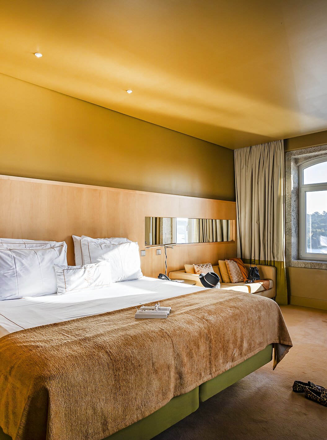 Le Deluxe Grand View comprend un lit double et une fenêtre en pierre avec vue sur Le fleuve Douro