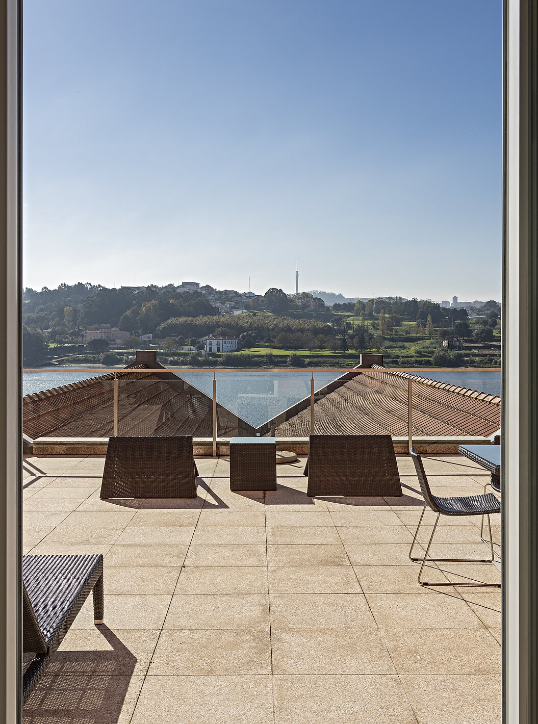 La Suite Nasoni comprend un Grand balcon avec deux tables, chaises et transat