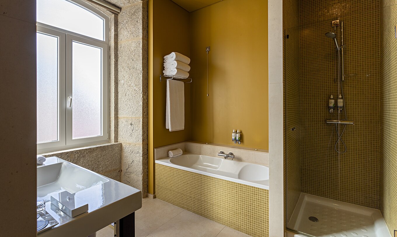 La Suite Nasoni comprend une salle de bain avec carreaux jaunes, baignoire et espace douche