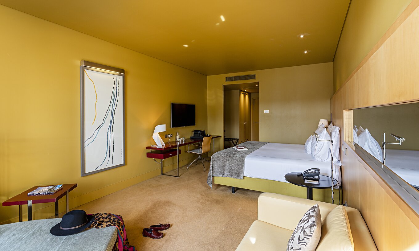 La chambre Supérieure du Pestana Palácio do Freixo possède un lit double, un canapé-lit et un bureau