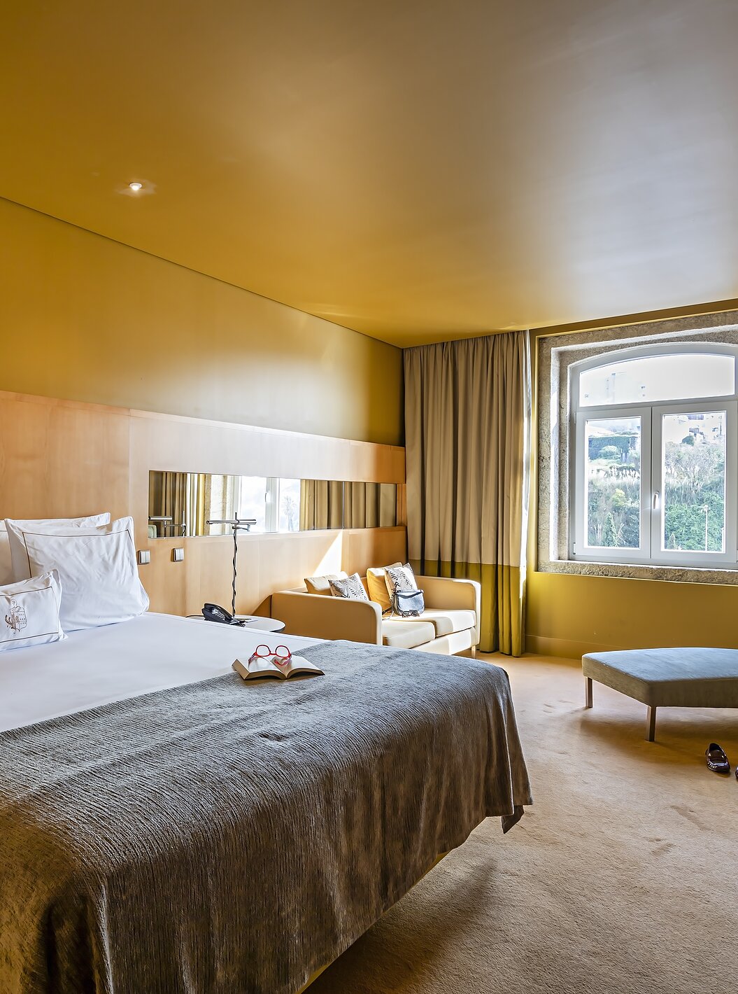 La chambre Supérieure du Pestana Palácio do Freixo a un lit double avec une couverture grise et une fenêtre avec vue