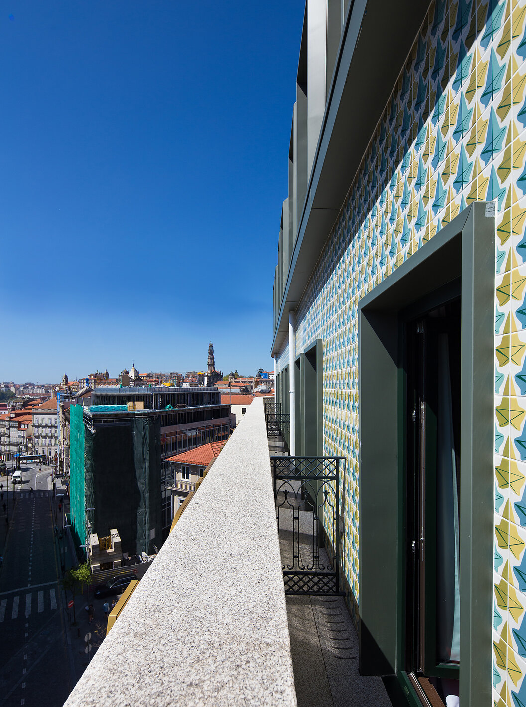 Classique Blend avec balcon à la française au Pestana Porto - A Brasileira, vue sur les toits de Porto