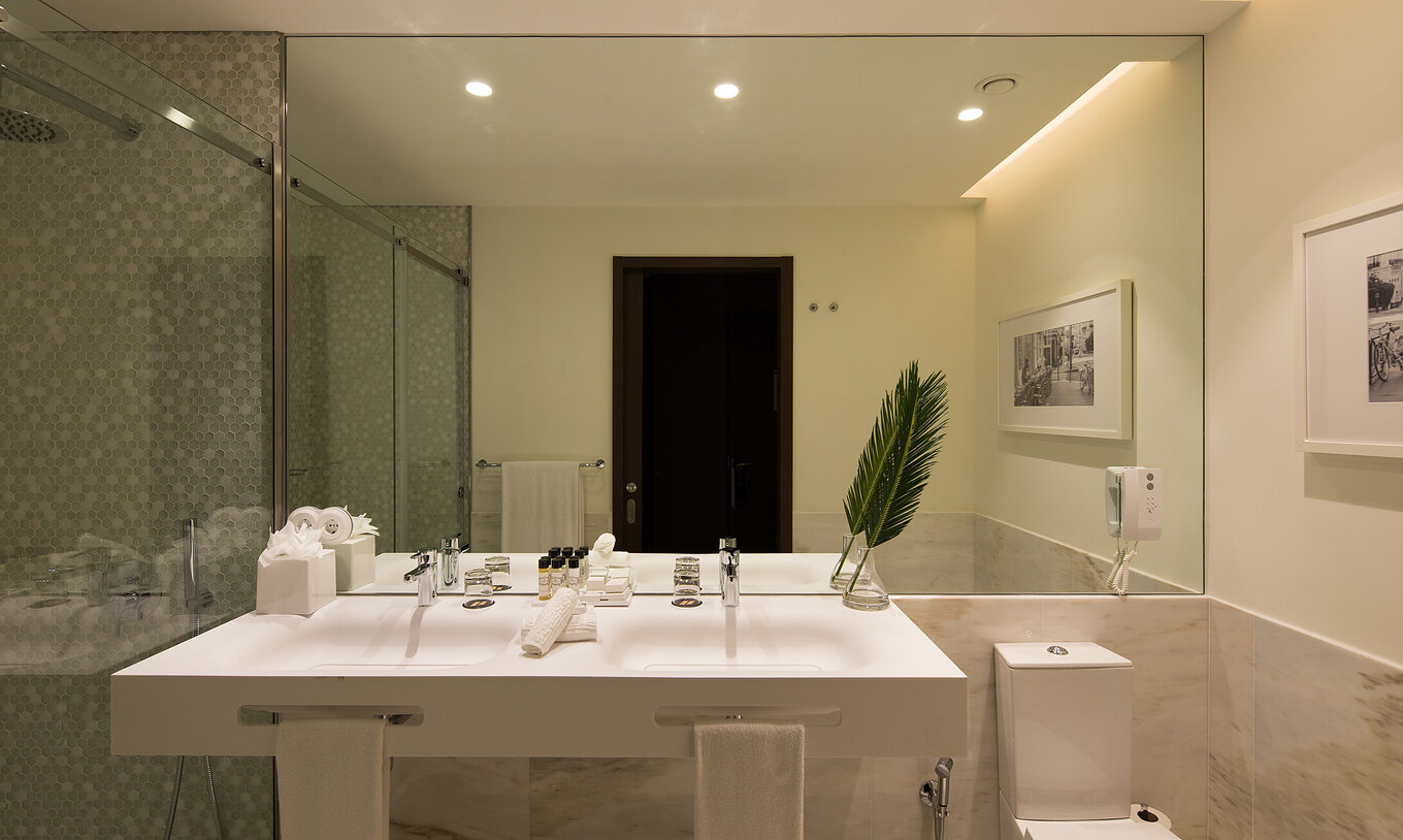 Le Deluxe Exécutif du Pestana Porto - A Brasileira a une salle de bain avec deux lavabos et une toilette avec douche