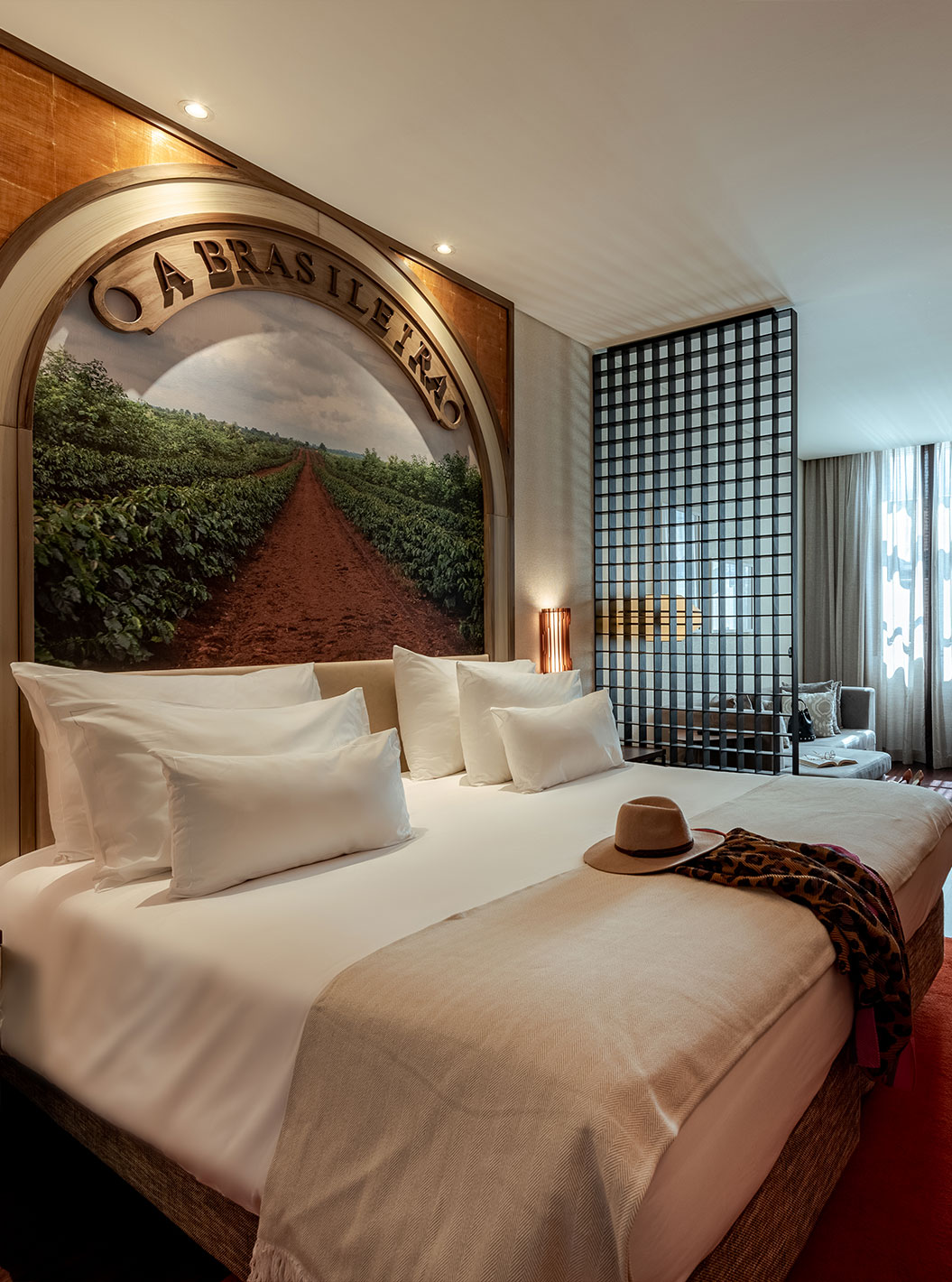 Suite Junior Reserve au Pestana Porto - A Brasileira avec grand lit, éclairage chaleureux et coin salon