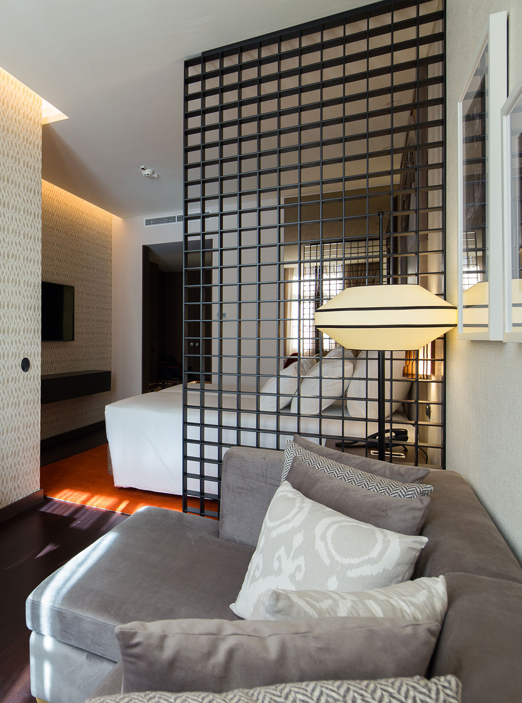 Junior Suite Reserve du Pestana Porto - A Brasileira avec salon moderne, télévision murale et lit séparé
