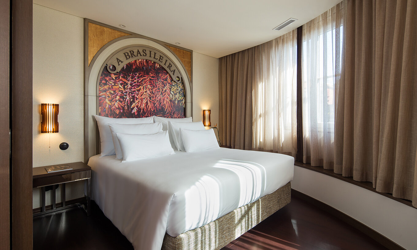 La Master Suite du Pestana Porto - A Brasileira a un lit queen size avec vue large sur la Rua Sá da Bandeira