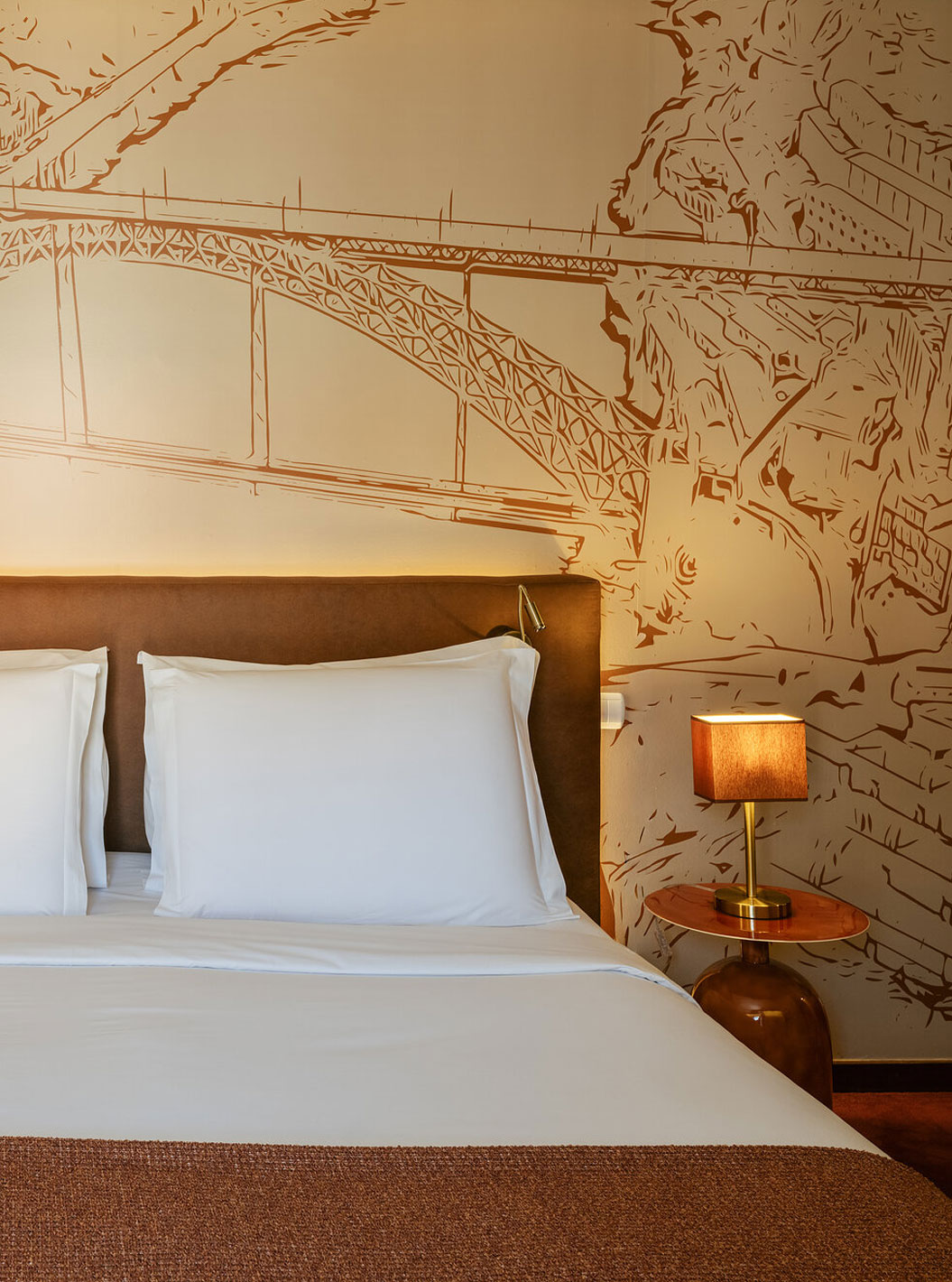Chambre Classique au Pestana Vintage Porto avec lit double, lampes de chevet et fresque murale du pont