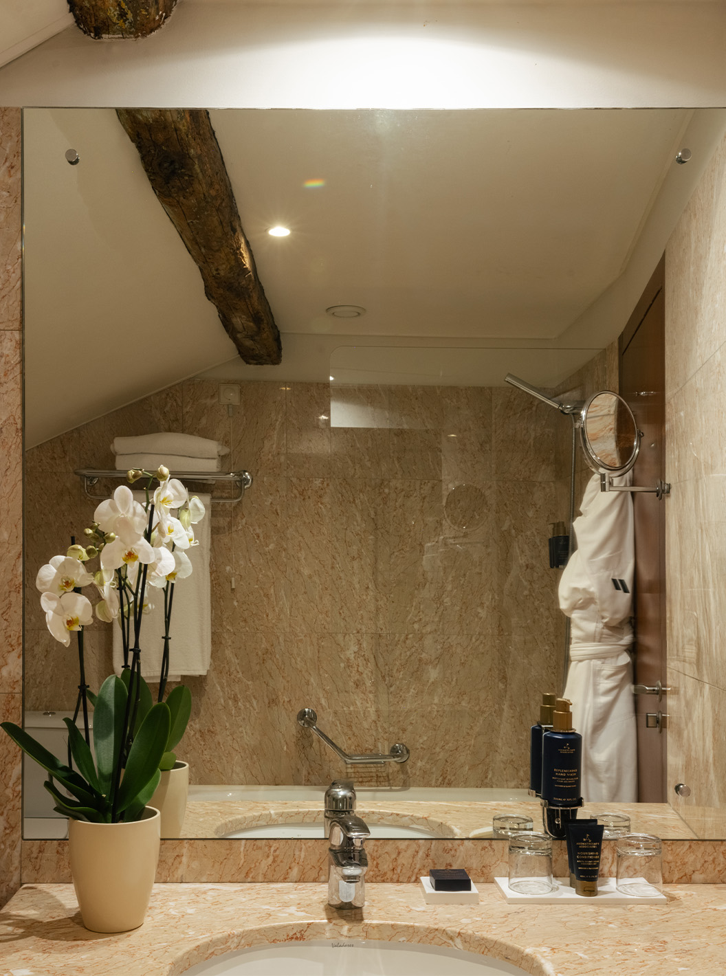 Suite Familiale Heritage du Pestana Vintage Porto avec salle de bain en marbre, miroir et orchidée blanche