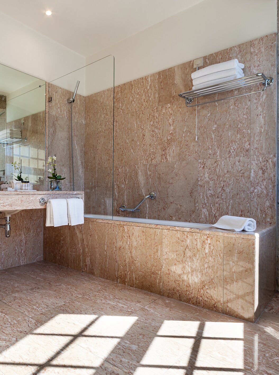 Le Plaza du Pestana Vintage Porto a une salle de bain avec baignoire, deux peignoirs, lavabo et sèche-cheveux