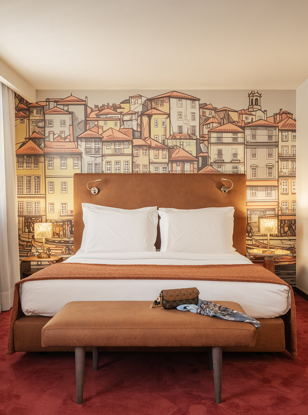 Chambre Supérieure du Pestana Vintage Porto avec lit double, banquette et fresque urbaine derrière le lit