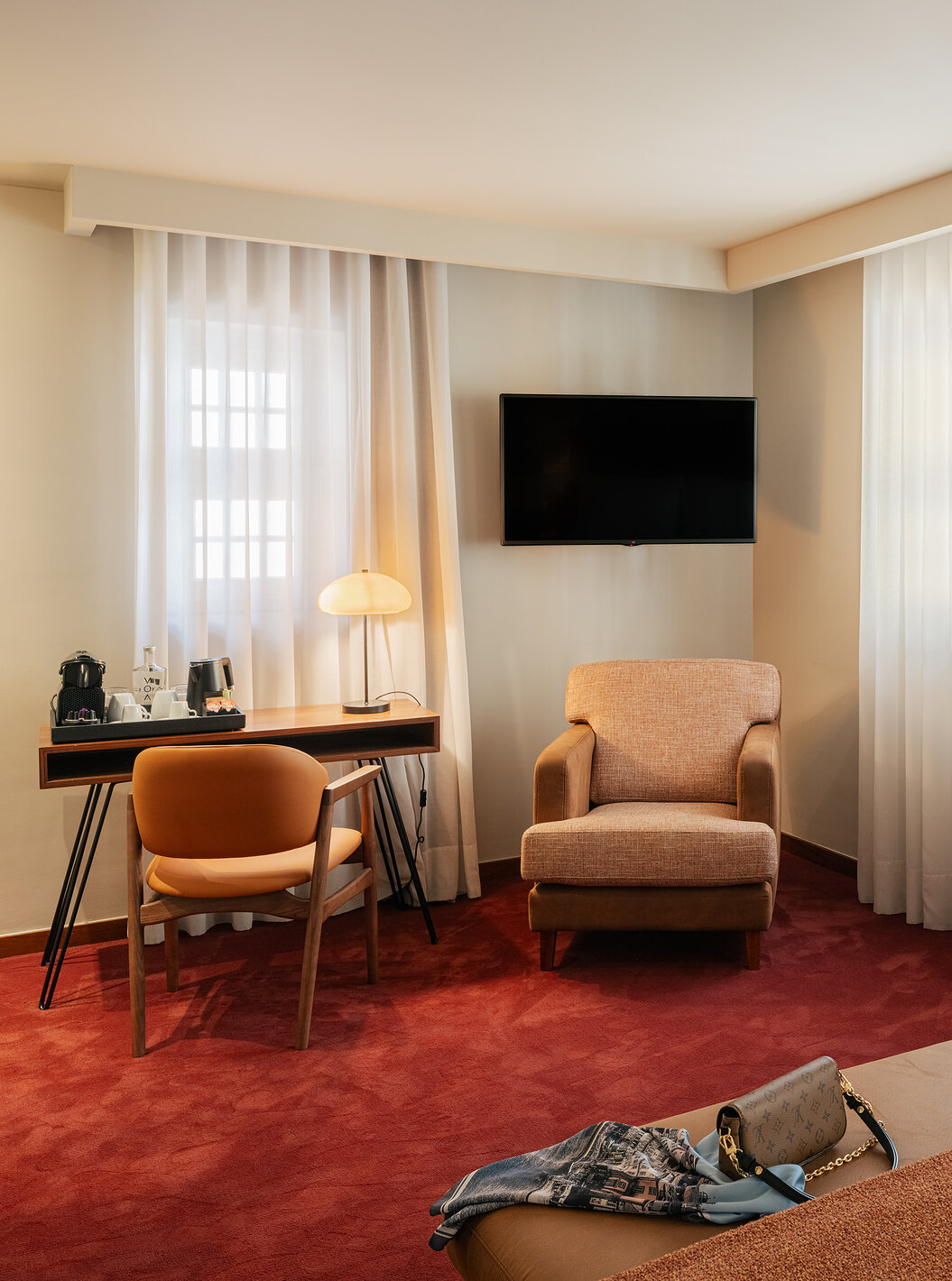 Chambre Supérieure du Pestana Vintage Porto avec fauteuil, bureau, télévision murale et grandes fenêtres