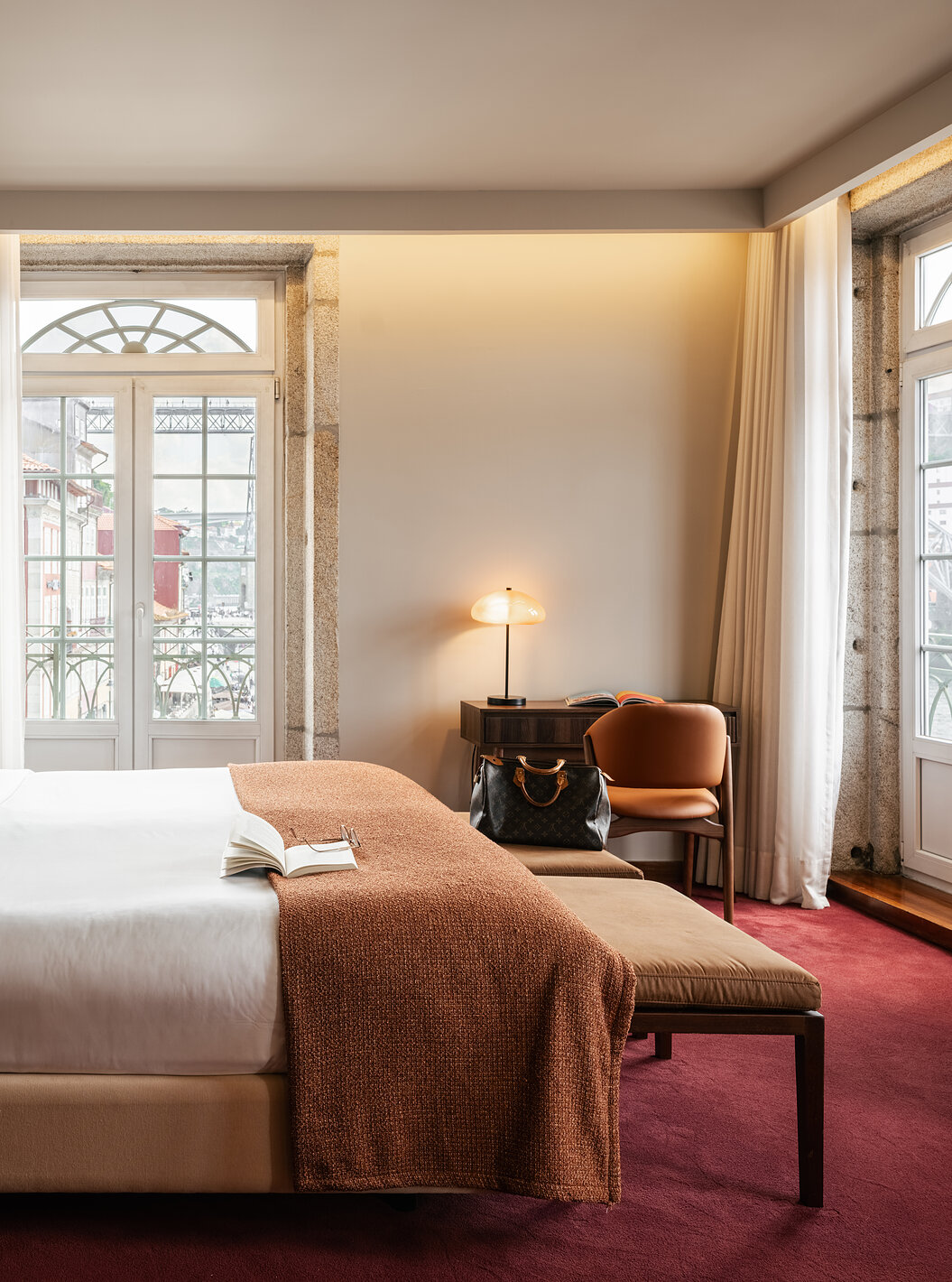 Vintage Grande Vue avec Balcon au Pestana Vintage Porto, chambre lumineuse avec lit et grandes fenêtres