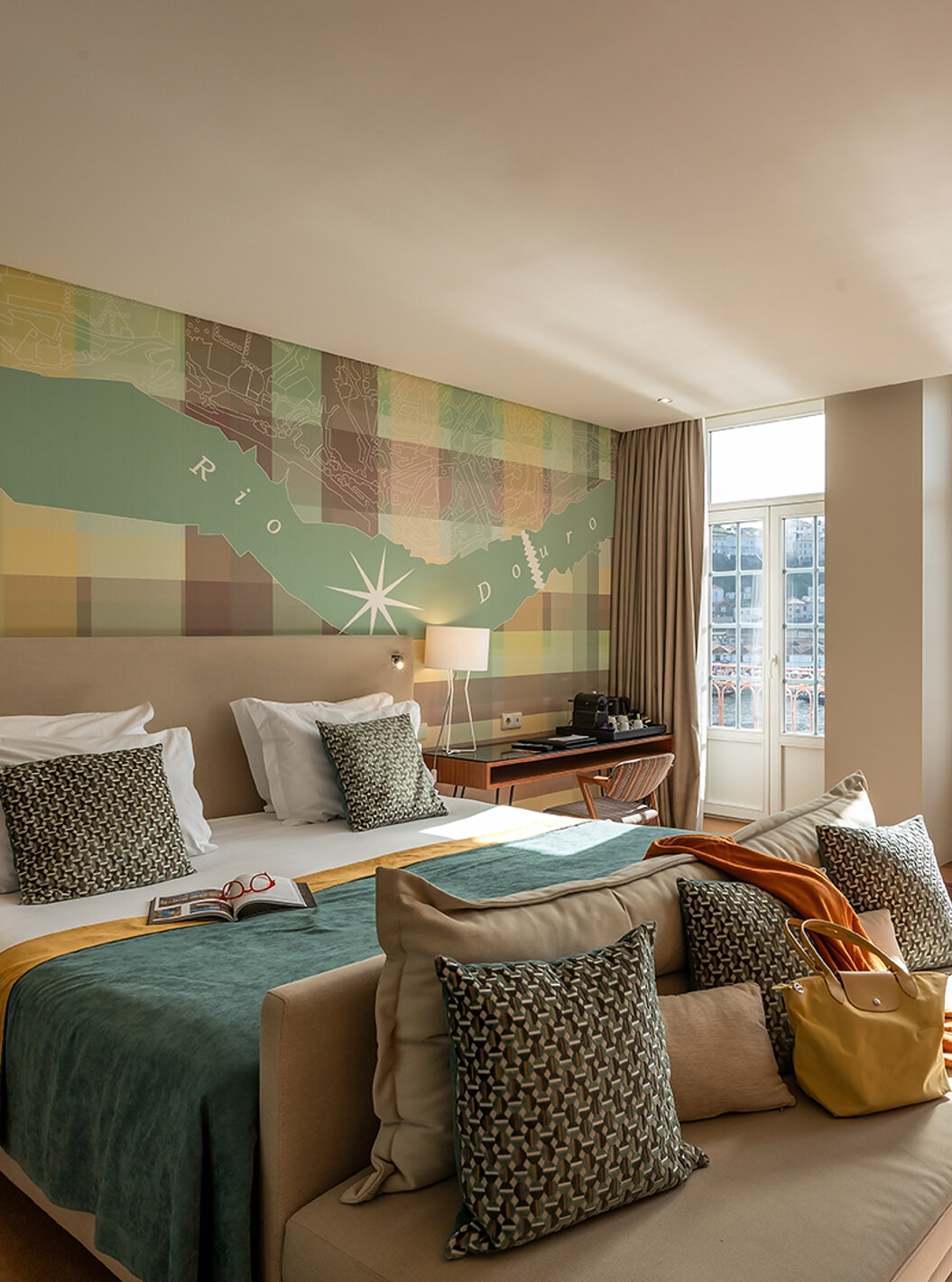 La Vintage Grand View Balcony du Pestana Vintage Porto dispose d'un lit double et de fenêtres avec vue sur les rives de Porto