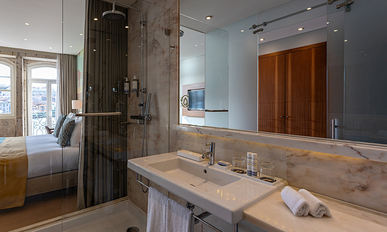 La Vintage River View Balcony du Pestana Vintage Porto dispose d'une salle de bain avec un lavabo, un miroir et une douche