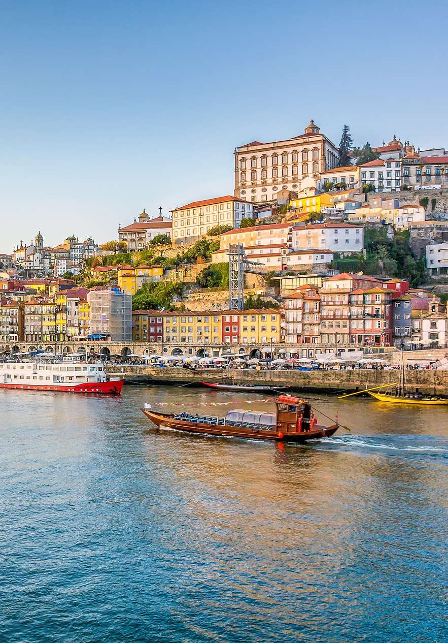 Cais da Ribeira près du Pestana Vintage Porto, Hotel 5 Estrelas no Centro do Porto avec bateau sur le Douro