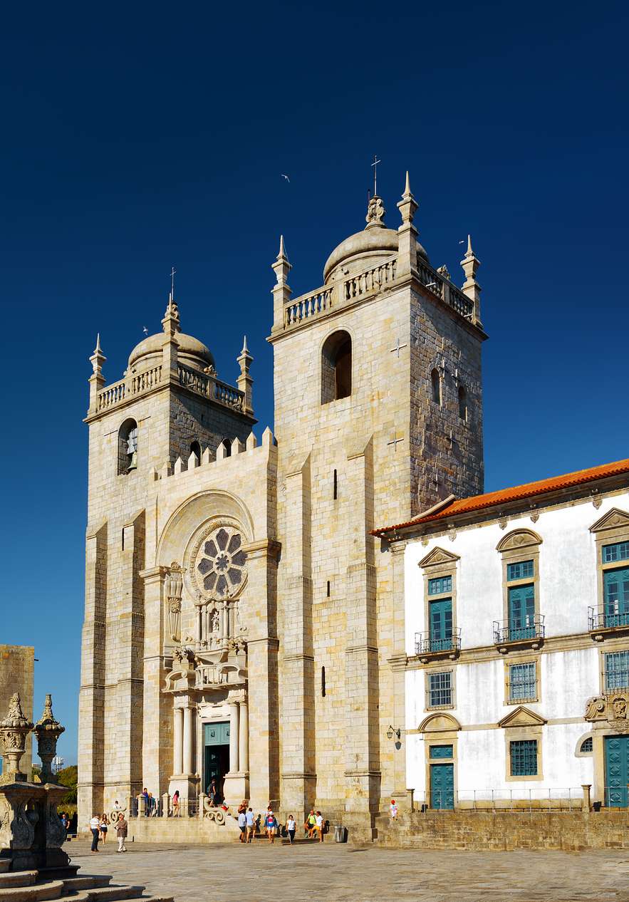 Cathédrale de Porto près de Pousada Porto Rua das Flores, Hotel no Centro Histórico do Porto sous ciel bleu