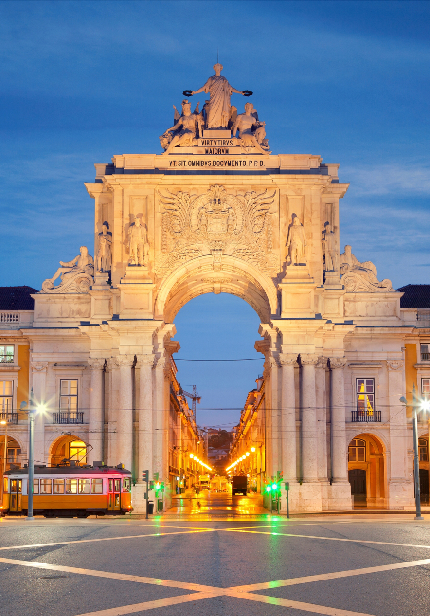 Découvrez le Portugal et explorez les bâtiments historiques des rues de Lisbonne, comme le grand Arco da Rua Augusta.