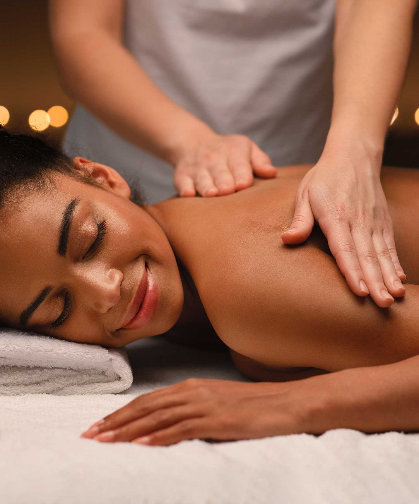 Dame recevant un massage au Pestana Miramar São Tomé, un hôtel avec piscine, en face de la plage