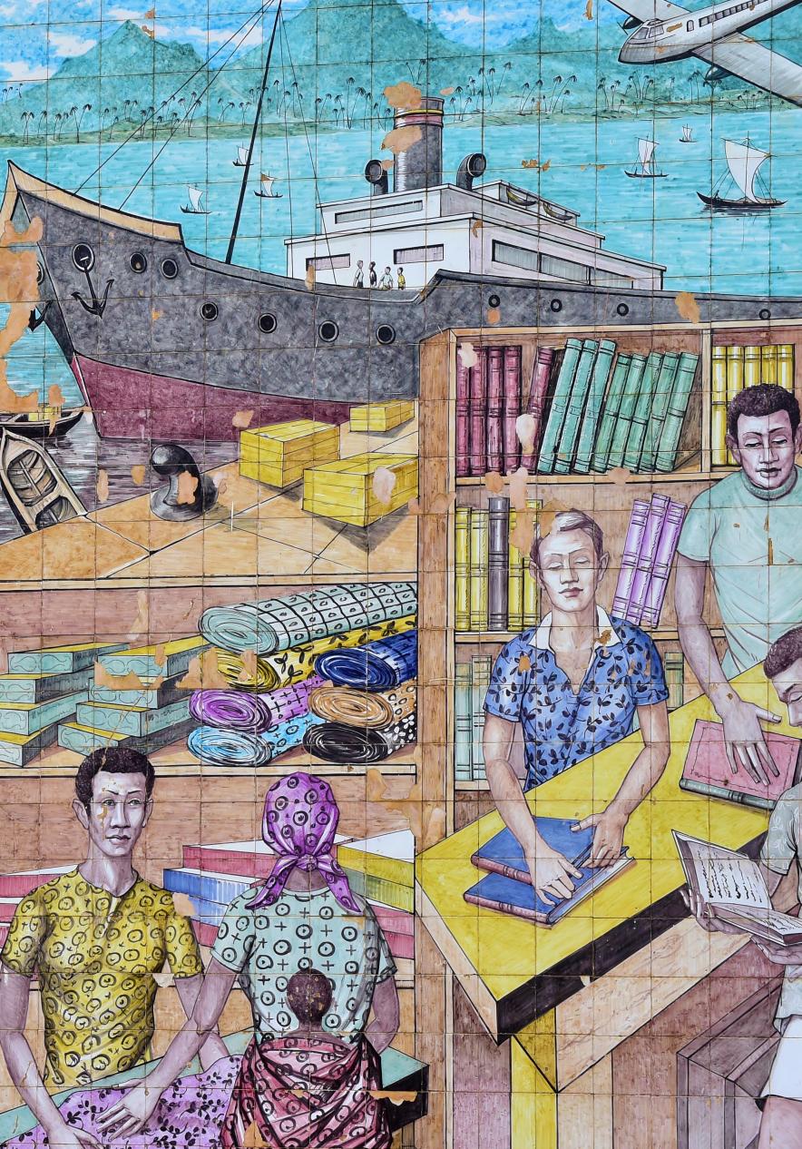 Fresque portuaire près du Miramar São Tomé, Hotel 4 Estrelas em São Tomé avec livres et voiliers sur un quai animé