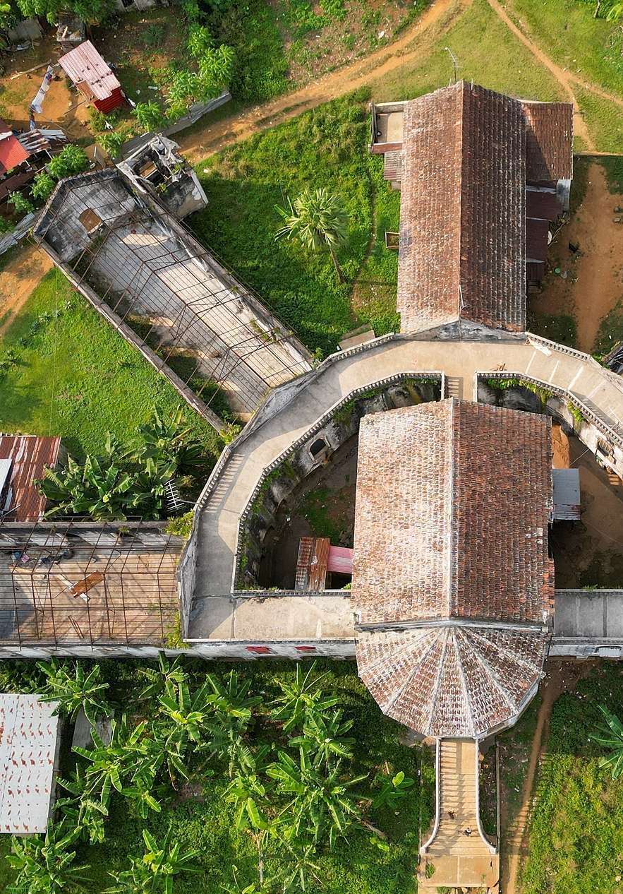Vue aérienne des roças près du Miramar São Tomé, Hotel 4 Estrelas em São Tomé au milieu de jardins et chemins