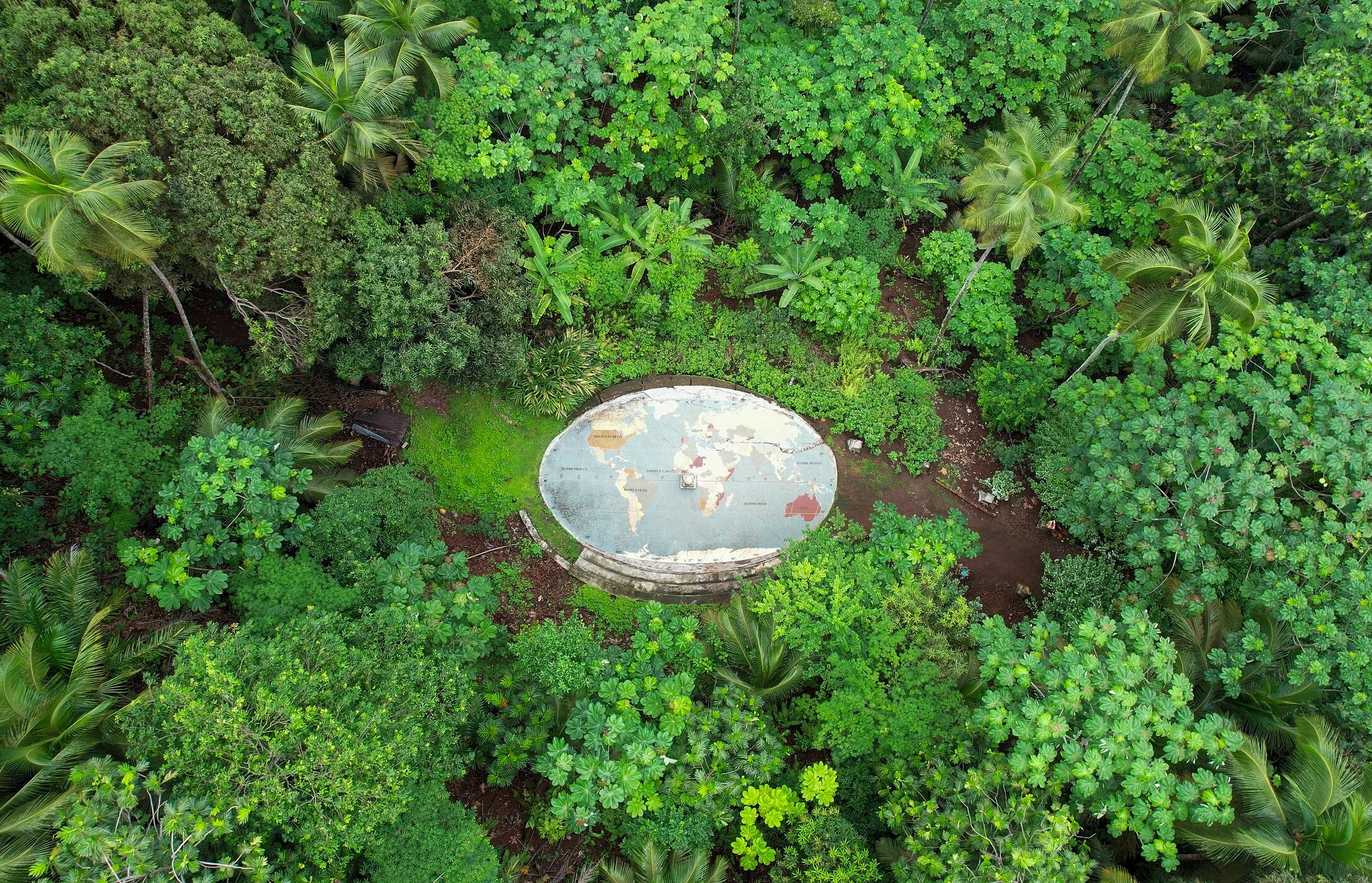 Marqueur de l'équateur, avec une carte du monde, au milieu de la forêt sur l'île de São Tomé