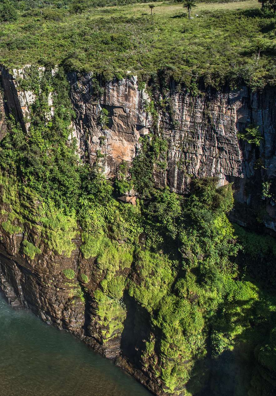 Falaises verdoyantes de Mac Falls près du Pestana Kruger Lodge, Hotel 4 Estrelas no Kruger Park et rivière sombre