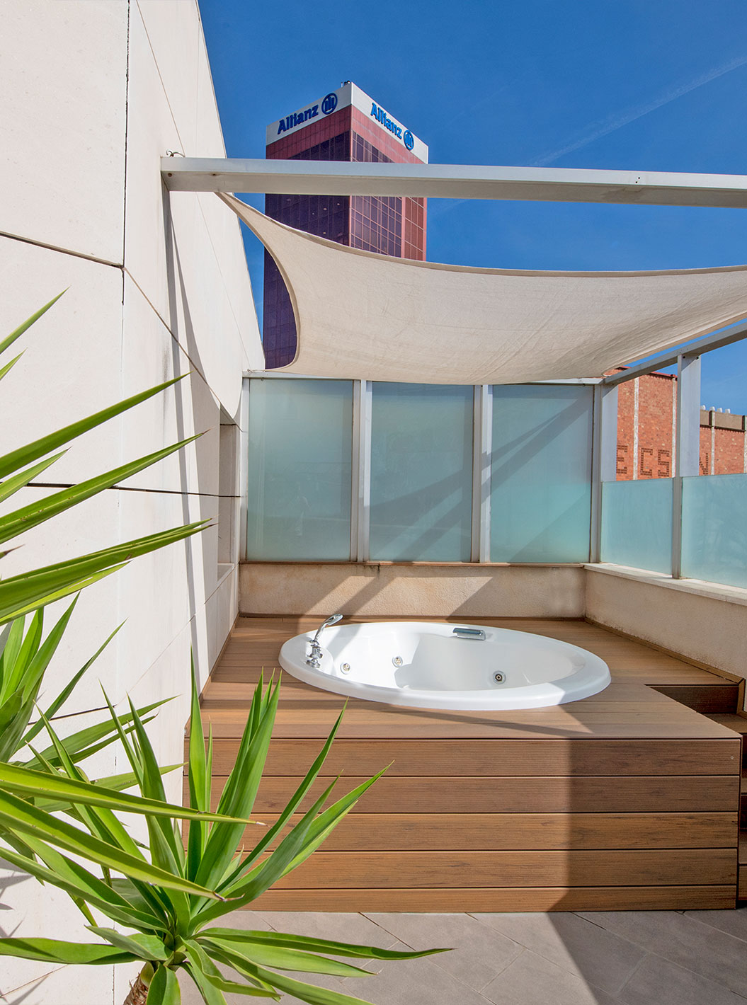 La Junior Suite avec jacuzzi sur la terrasse du Pestana Arena Barcelona dispose d’une terrasse avec jacuzzi, chaises et plantes