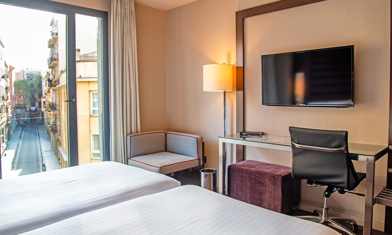 La chambre Standard du Pestana Arena Barcelona a bureau, télévision, et une fenêtre avec vue sur le centre-ville
