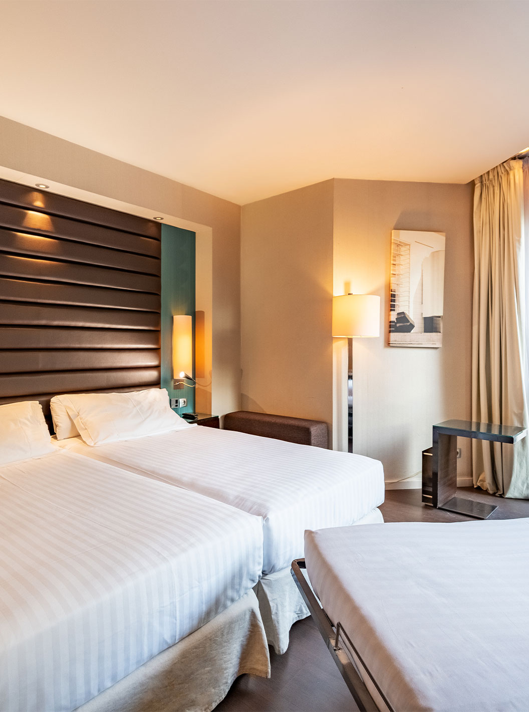 Le Superior Famille du Pestana Arena Barcelona a une grande fenêtre, deux lits individuels et un lit supplémentaire