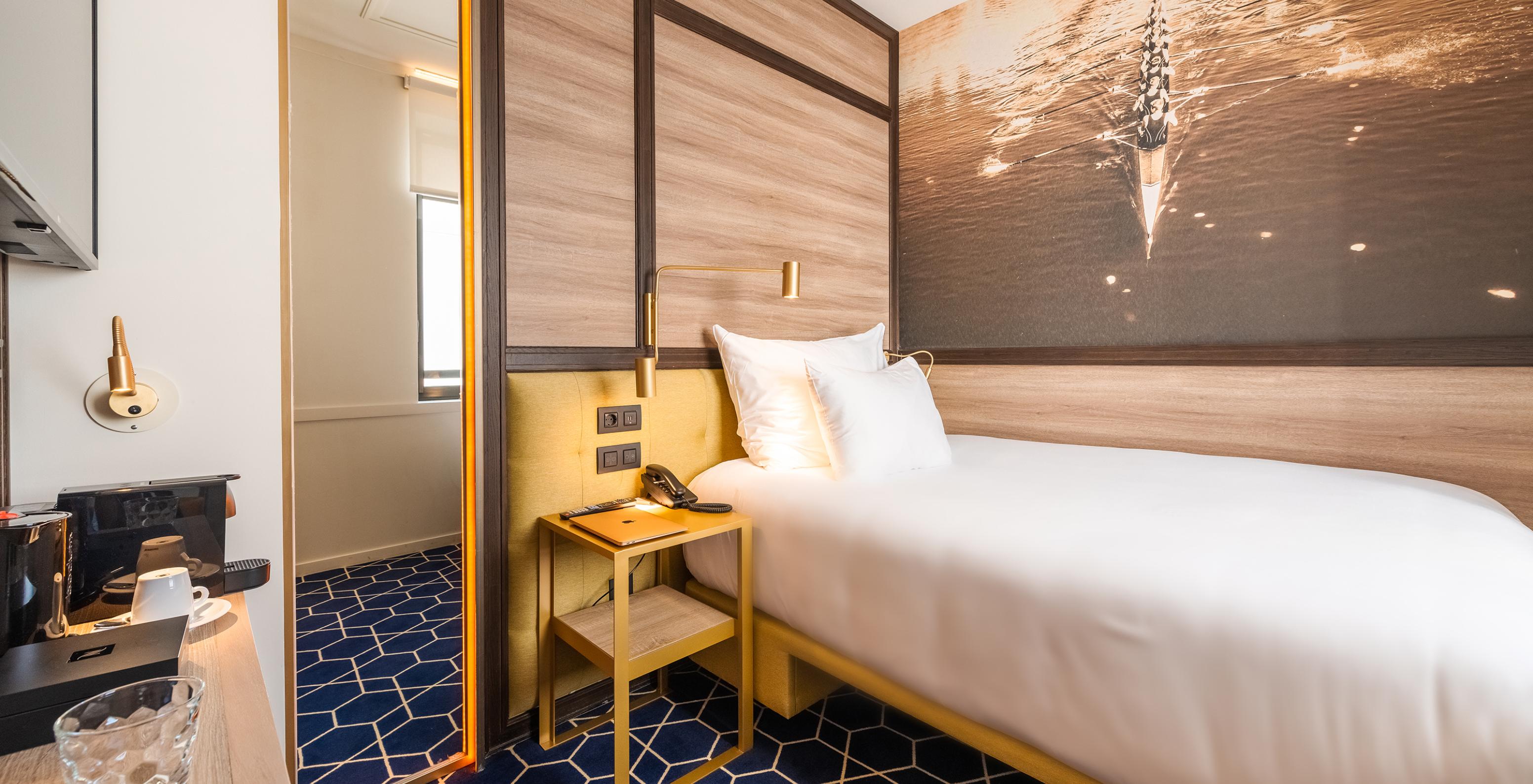 La Chambre Cozy du Pestana CR7 Gran Vía Madrid dispose d'un lit simple, d'une machine à café, d'un miroir et d'une fenêtre